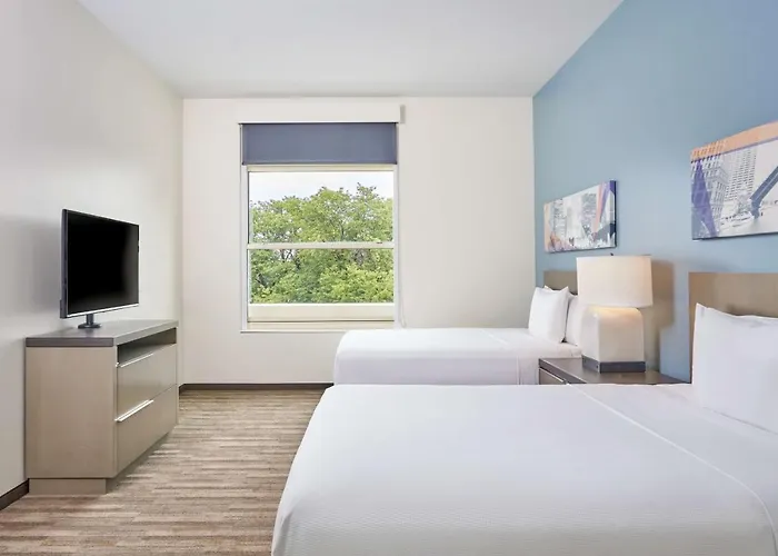 One-Bedroom Queen Suite